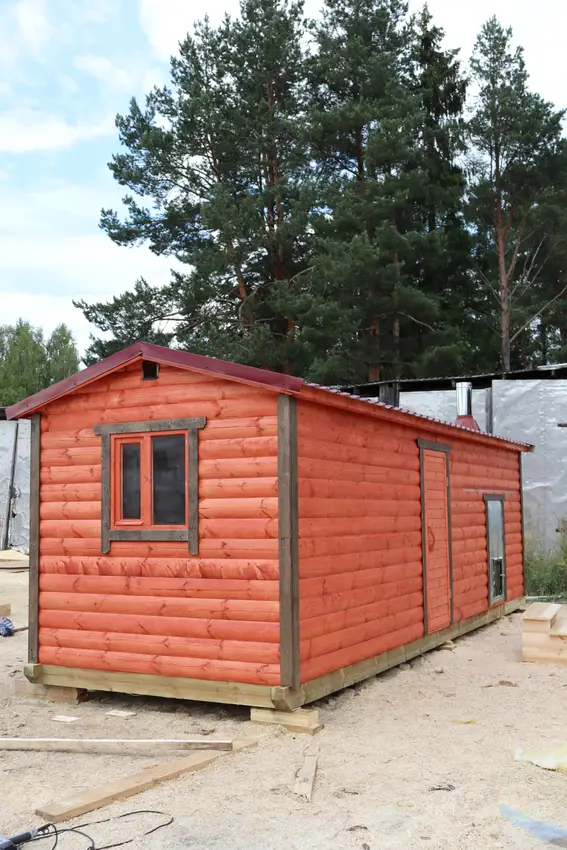 Фасад и окно мобильной бани