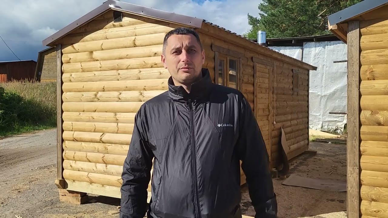 Алексей показывает готовую мобильную баню